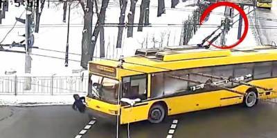 В Киеве троллейбус сбил женщину на пешеходном переходе — видео