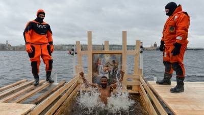 РПЦ призвала отказаться от купания в проруби в Крещение