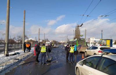 В Харькове на пешеходном переходе автомобиль насмерть сбил девушку, видео
