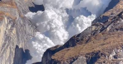 "Страшно и красиво": в Непале туристы сняли на видео сошедшую огромную лавину