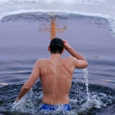 РПЦ призывает отказаться в этом году от крещенских купаний