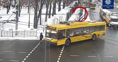 В Киеве троллейбус сбил женщину на переходе (ВИДЕО)