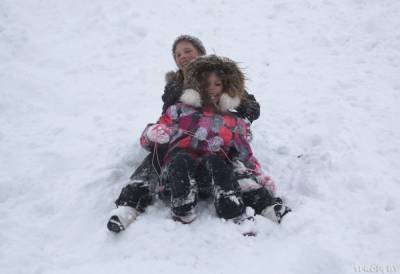 В Минске обустраивают безопасные снежные горки. Где можно покататься?