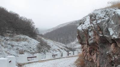 Крым засыпало снегом — транспортники перекрывают одну из главных дорог полуострова