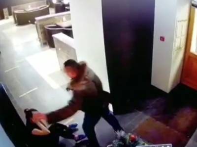 В Питере задержали мужчину, избившего официантку за отказ продать водку после 23:00