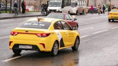 Занимавшийся онанизмом при пассажирке таксист был пойман в Петербурге