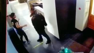 Мужчина избил официантку, отказавшую ему в выпивке. Видео