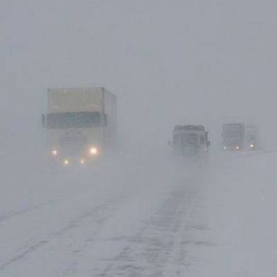 Снежные заносы блокировали движение в Крыму на главной дороге