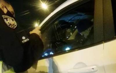 Пьяный водитель в Киеве уснул за рулем