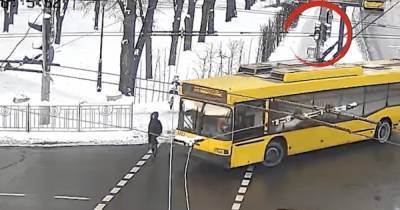 Троллейбус наехал на женщину на пешеходном переходе в Киеве (видео)