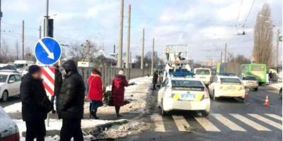 В Харькове из-за столкновения машин погибла женщина, стоявшая на островке безопасности — видео