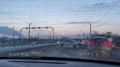Из-за столкновения двух такси на Косыгина образовалась пробка