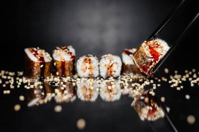 Названы причины, почему роллы и суши могут быть опасны