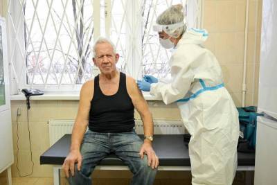 Более семи тысяч пожилых петербуржцев получили прививку от коронавируса
