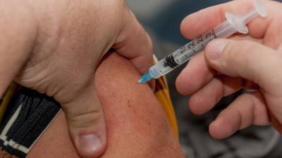 Украинские чиновники подпольно вакцинируются от коронавируса