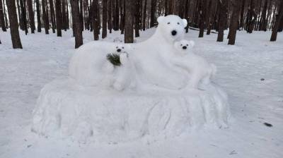 В воронежском парке появились белые медведи из снега