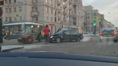 Еще одна авария с участием такси произошла на пересечении проспекта Стачек и улицы Зайцева
