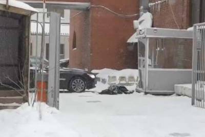 СМИ сообщили о гибели мужчины под колёсами своего BMW в центре Москвы