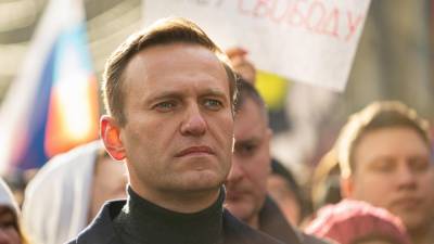 Навальный возвращается в Россию, где он «объявлен в розыск»