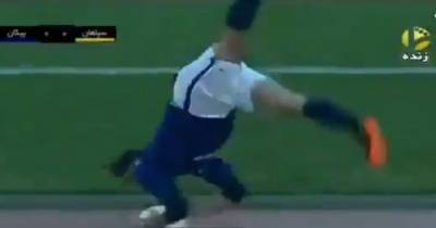 Сумасшедший бросок после сальто: в Иране футболист выбросил мяч из аута на 50 метров (видео)