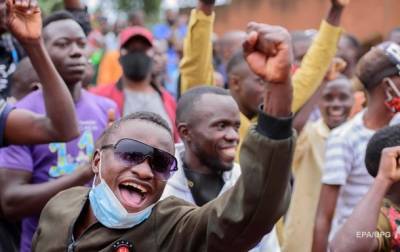 В Уганде на выборах победил правящий уже 34 года президент