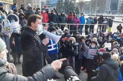 В Запорожье к зданию ОГА вышли на акцию протеста сотни людей