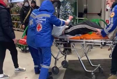 Петербуржец получил битой по голове в супермаркете на Карбышева