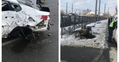 В Харькове иномарка на скорости протаранила светофор и снесла пешехода