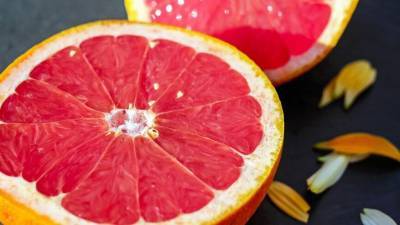 Грейпфрут признали опасным продуктом для больных COVID-19
