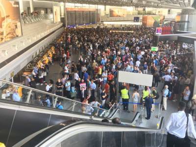 В аэропорту немецкого Франкфурта слышна стрельба, началась эвакуация людей
