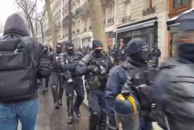 Во время протестов во Франции пострадали 12 полицейских