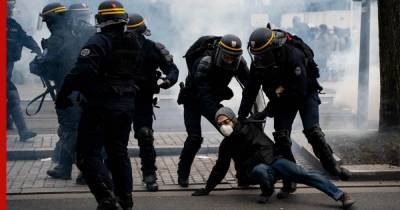 Во Франции пострадали 12 полицейских на акциях протеста за свободу прессы