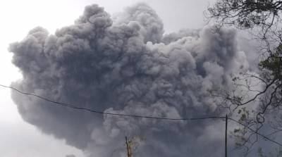 Вулкан Семеру в Индонезии начал извергать клубы горячих облаков