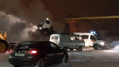 КАМАЗ с поднятым кузовом протаранил газопровод на Урале