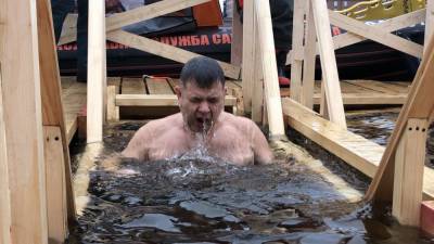 Врач Хухрев дал советы при купании в проруби в условиях пандемии COVID-19