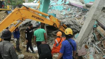 56 человек погибли при землетрясении в Индонезии
