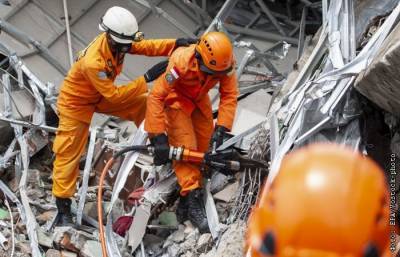 Число жертв землетрясения в Индонезии превысило полсотни - interfax.ru - Москва - Индонезия