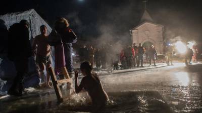 Опрос: 13% россиян планируют принять участие в крещенских купаниях