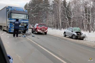 Двое погибли в лобовом ДТП с грузовиком под Новосибирском. ФОТО