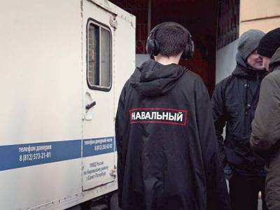Петербургских активистов, в том числе главу штаба Навального, задержали перед прилетом оппозиционера в Россию (фото)