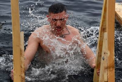 Раскрыта доля участвующих в крещенских купаниях россиян