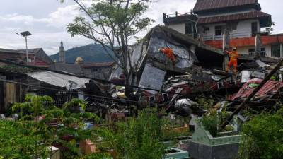 В результате мощного землетрясения в Индонезии погибли по меньшей мере 56 человек