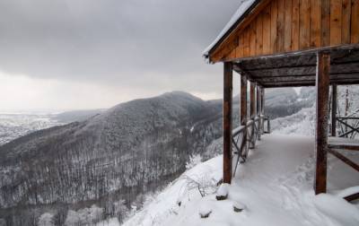 Сказочный снег и панорамы: необычная локация в Карпатах, о которой не пишут в путеводителях
