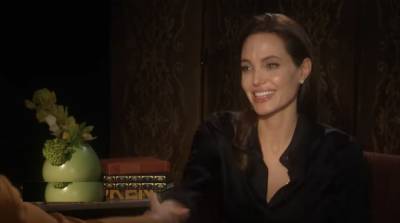 Анджелина Джоли показала чувственный образ в наряде без бретелек: "Зона декольте голову кружит"