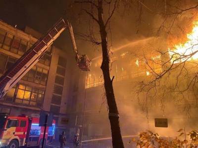 В Ленобласти жильцов охваченной огнем четырехэтажки снимали из окон