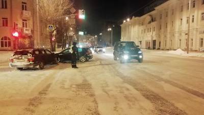 В Екатеринбурге при столкновении двух автомобилей пострадали двое детей