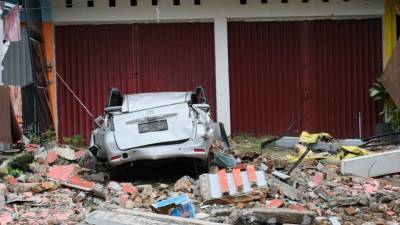 Жертвами мощного землетрясения в Индонезии стали 56 человек