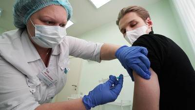 Онищенко оценил идею внести пункт о вакцинации в трудовой договор