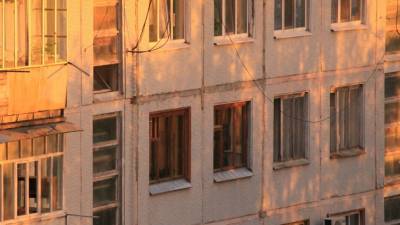 Оставленная без присмотра семилетняя девочка выпала из окна в Оренбурге