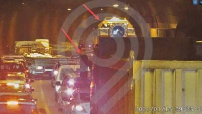 Авария с пострадавшими полностью парализовала движение в Лефортовском тоннеле